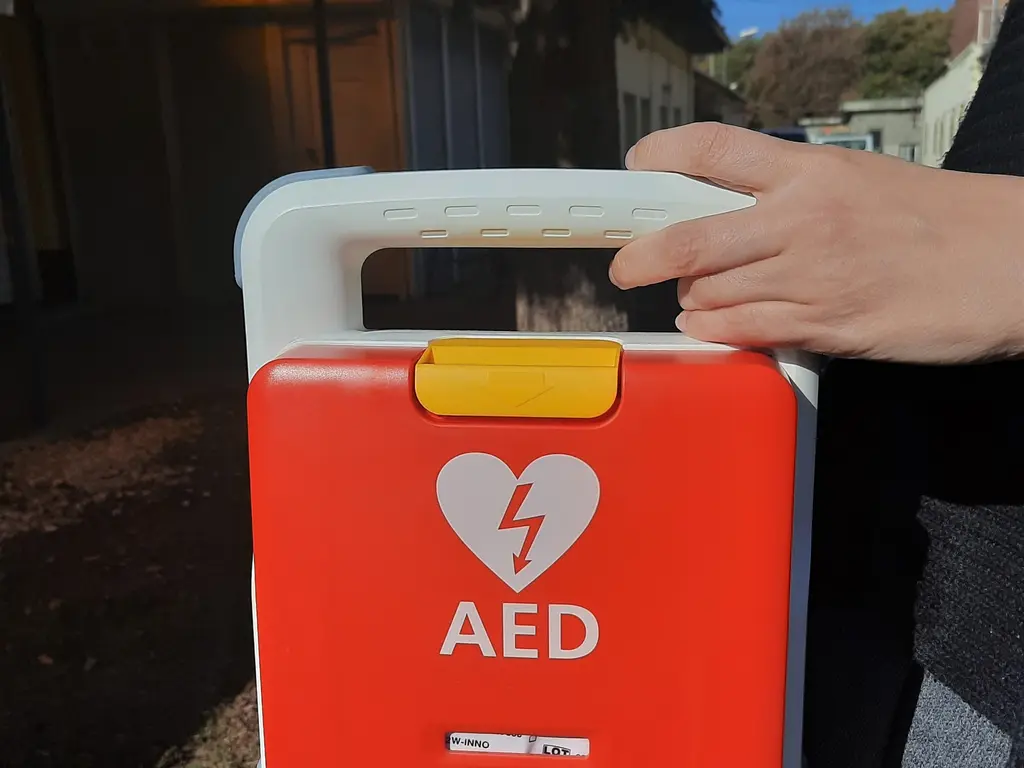 Defibrillátorokat helyeztek el a Miskolc Holding és tagvállalatainál