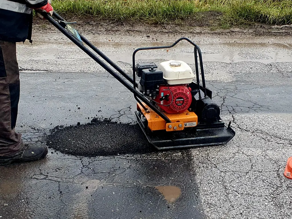 Téli kátyúzás az új hidegaszfalttal