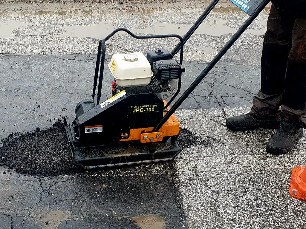 Hidegaszfaltos útjavítás