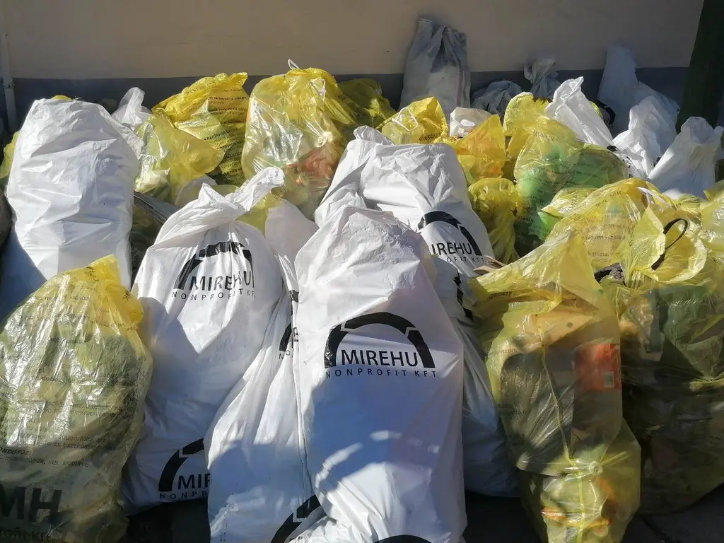 Szemeteszsákokban a Szinva medréből gyűjtött hulladék