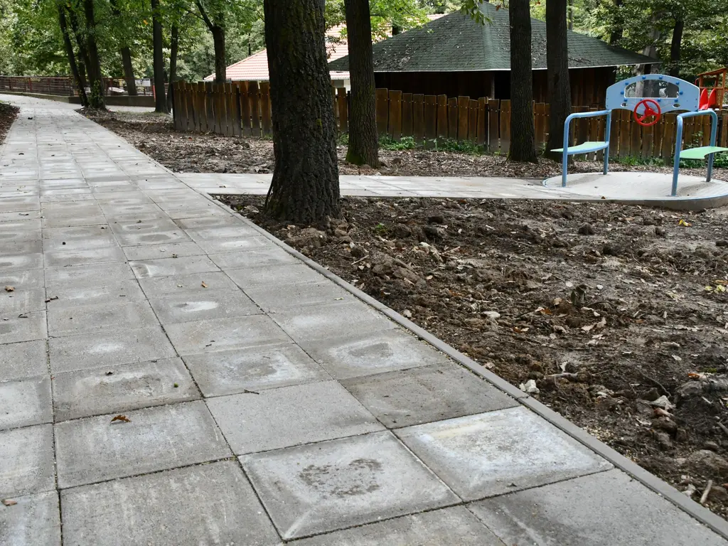 Újabb járdaszakasz segíti a biztonságos közlekedést az Állatkertben 