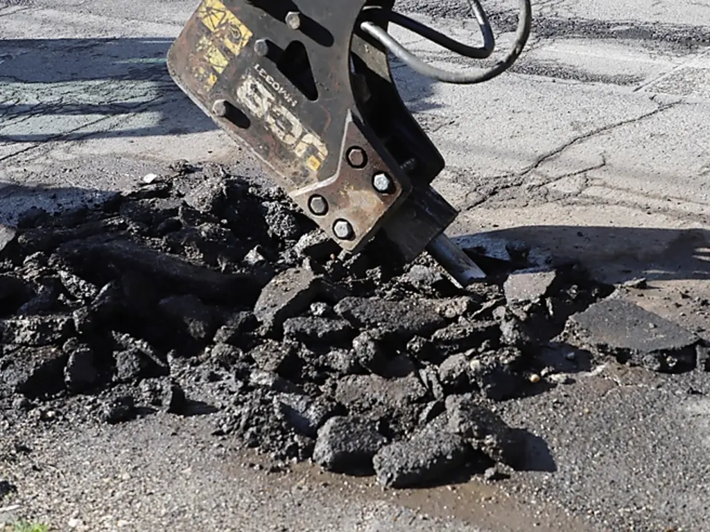 közterület-bontási és hibaelhárítási munkálatok Fotó: Mocsári László