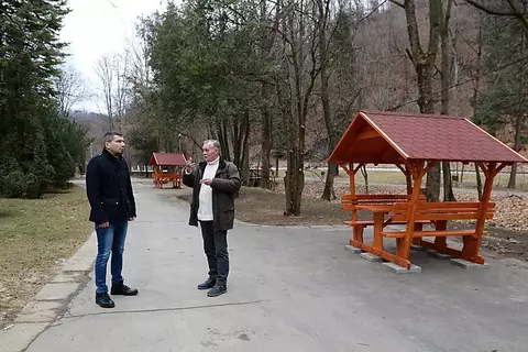 Varga László és Kertész Béla az új pavilonokkal. Fotó: Juhász Ákos