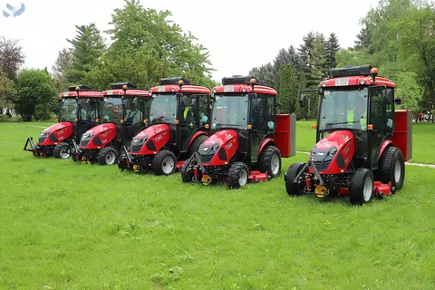 Öt új modern traktor nyírja a füvet Miskolcon Öt új modern traktor nyírja a füvet Miskolcon
