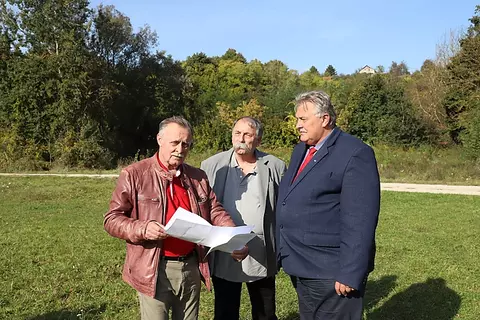 A képen balról jobbra: Kertész Béla, a VG műszaki vezetője, Osváth Zoltán Zsolt, a VG ügyvezetője és Veres Pál MJV polgármestere Bedegvölgy