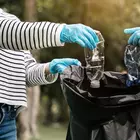 Hulladék kerül a zsákba